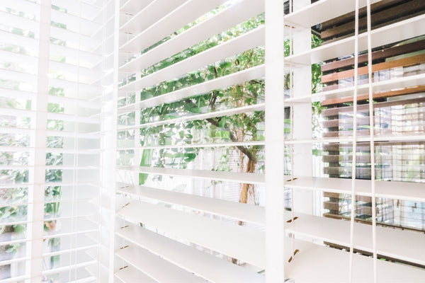 White shutters, shutters and blinds can be difficult to clean, but we have a tip!
